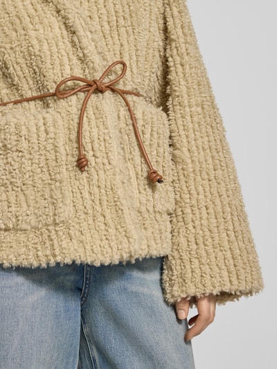 Frauenmodel trägt Jacke mit Bindegürtel Modell 'KIRA' von YAS aus beigefarbenem Teddyfell, Relaxed-Fit, Detailaufnahme Oberkörper, Rückenlänge 64 cm, Schulterbreite 42 cm, Brustweite 58 cm, Ärmellänge 68 cm.
