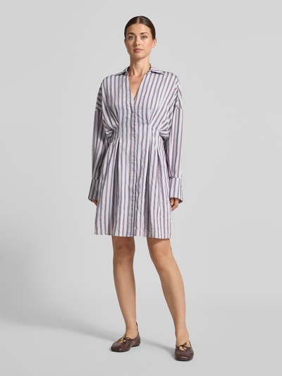 Frauenmodel trägt Tailliertes Freizeitkleid aus Viskose-Mix von Jake*s Casual mit vertikalen Streifen in Lila und Weiß, Ganzkörperansicht von vorne.