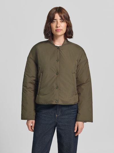 Frauenmodel trägt Comfort Fit Blouson aus Satin von Marc O'Polo in Olivgrün mit matter Textur, Ganzkörperansicht von vorne. Damen Blouson