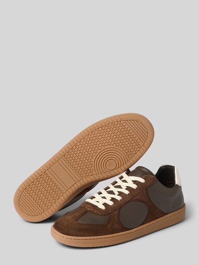 Produktfoto, Sneaker aus echtem Leder Modell 'Ray Rio' von Nubikk, braune und beige Töne, abgerundete Passform, sichtbares Logo-Detail, strukturierte Gummisohle, Größenangaben Absatzhöhe 3 cm, Schafthöhe 8 cm, Schaftweite 10 cm