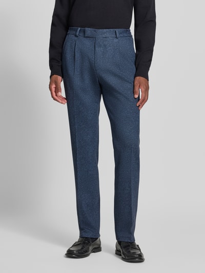 Männermodel trägt Straight Fit Hose mit Baumwoll-Anteil Modell 'DiConnor' von Zuitable, Strukturmuster, Bügelfalten, Nahaufnahme Unterkörper, Kontext: elastischer Material-Mix, Gesäßtaschen, Haken- und Reißverschluss, Bundweite 36 cm, Innenbeinlänge 80 cm.