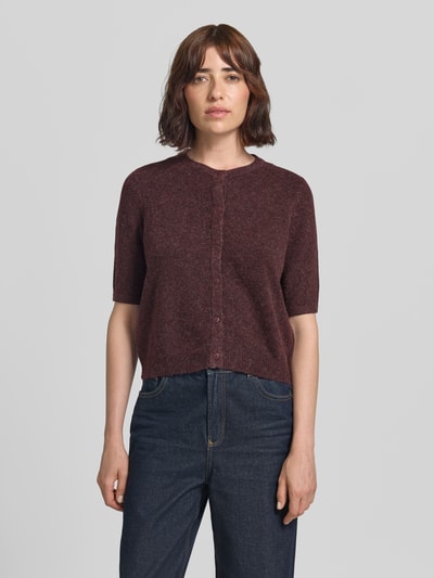 Vrouwenmodel draagt regular fit gebreid jack met korte mouw model 'VMDOFFY' van VERO MODA in bordeaux, dames, volledig frontaal gezien