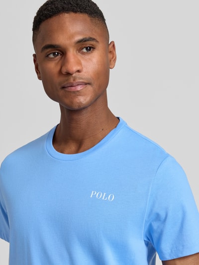Männermodel trägt Regular Fit Pyjama-Oberteil aus reiner Baumwolle Modell 'CREW-SLEEP-TOP' von Polo Ralph Lauren Underwear in effen lichtblauw met labelprint, korte mouwen, ronde hals, pure katoen, Nahaufnahme Oberkörper.