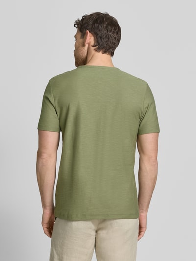 Männermodel trägt T-Shirt mit V-Ausschnitt und Knopfleiste von MCNEAL in Olivgrün, Reine Baumwolle, Regular-Fit, Rückenlänge 68 cm, Ganzkörperansicht Rückansicht.