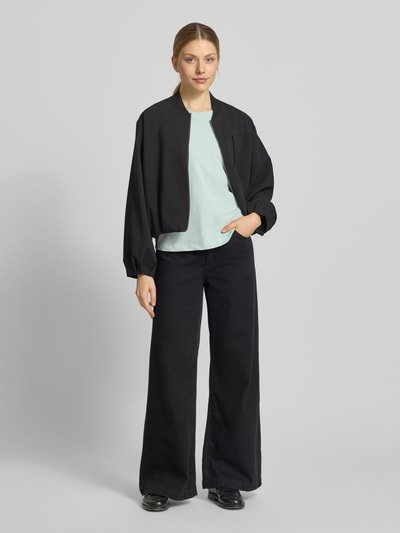 Vrouwenmodel draagt T-shirt met Rundhalsausschnitt van Christian Berg Woman in lichtgroen, reine katoen, regular fit, 1/2-mouw, vooraanzicht volledige lichaamsopname.