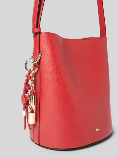 Produktfoto, Bucket Bag mit Logo-Applikation Modell 'Roxie' od Furla, czerwona, ziarnista faktura, regulowany pasek na ramię, główna przegroda z zapięciem na magnes, przegródka zapinana na zamek błyskawiczny, szerokość w rozmiarze 1: 24 cm, długość w rozmiarze 1: 26 cm, głębokość w rozmiarze 1: 17 cm, długość paska na ramię w rozmiarze 1: 67 cm