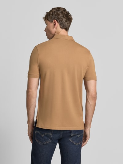 Męski model nosi Regular Fit Poloshirt mit Stitching von Christian Berg Men z bawełny, hafty, listwa guzikowa, długość tyłu 64 cm, ganzkörperansicht rückansicht.