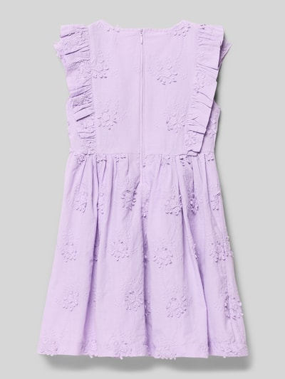 Mädchen trägt Tailliertes Freizeitkleid aus reiner Baumwolle von s.Oliver RED LABEL in Flieder, Optik: Unifarben, Zier-Stickerei, Volants, feine Webstruktur, Ganzkörperansicht Rückansicht.