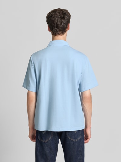Männermodel trägt Relaxed Fit Freizeithemd aus reiner Baumwolle von Lacoste, Optik: Unifarben, Piqué, Ganzkörperansicht Rückansicht.
