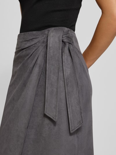 s.Oliver BLACK LABEL Taillierter Rock in Lederoptik mit Knotendetail Anthrazit 3