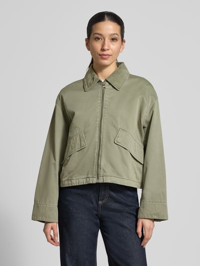Kobiece modelka nosi Oversized Bomberjacke aus reiner Baumwolle von Marc O'Polo, efekt: jednolity kolor, krój oversized, zamek błyskawiczny, naszywka z logo, długi rękaw z mankietem, tunel, kieszenie z patką, splot twill, bawełna, widok całej sylwetki z przodu.