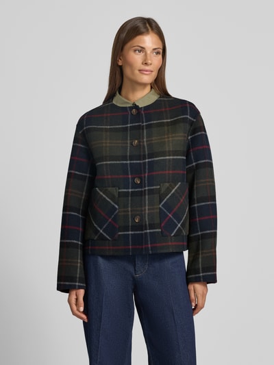Frauenmodel trägt Regular Fit Hemdjacke aus Woll-Mix 'MARLOW' von Barbour im Karomuster mit dunklen Farben, Damen Funktionsjacke, Ganzkörperansicht von vorne.