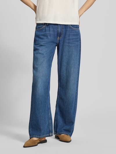 Frauenmodel trägt Loose Fit Jeans aus Baumwoll-Lyocell-Mix Modell 'NICKY' von Pepe Jeans in Denim-Optik, Sky Blue Waschung, 5-Pocket-Design, Low-Waist, Label-Patch, Nieten, Knopf-Reißverschluss, gerade Form, Ganzkörperansicht von vorne.