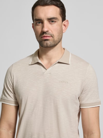Männermodel trägt Regular Fit Poloshirt mit Label-Stitching Modell 'Iwanito' von JOOP! Collection, Reine Baumwolle, Nahaufnahme Oberkörper.