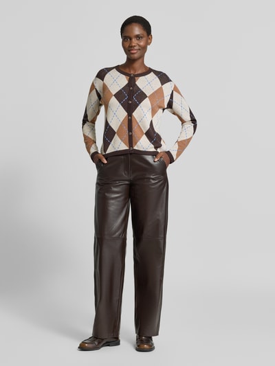 Kobieta modelka nosi kardigan mit Kaschmir-Anteil und Rundhalsausschnitt von Smith and Soul, mieszanka wiskozy i kaszmiru, prosty krój, model 'Argyle', okrągły dekolt, listwa guzikowa, długość tyłu w rozmiarze S: 66 cm, długość rękawów w rozmiarze S: 55 cm, wzór w romby, brązowe oraz beżowe odcienie, tekstura gładka, widok całej sylwetki z przodu.