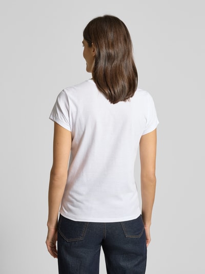 Frauenmodel trägt T-Shirt mit Logo-Stitching von Polo Ralph Lauren aus reiner Baumwolle, gerader Schnitt, Unifarbenes-Design, Ganzkörperansicht Rückansicht.