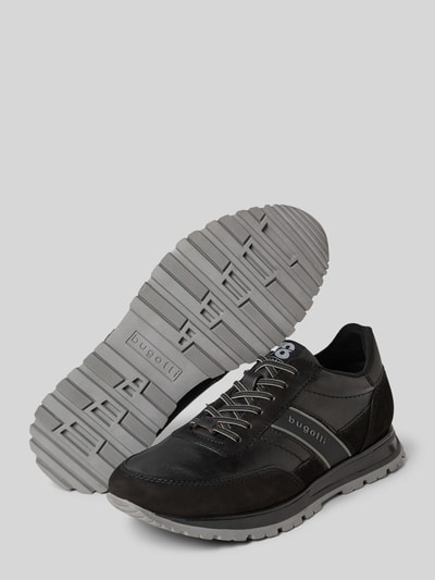 Produktfoto, Sneaker mit Label-Detail Modell 'Philip' von Bugatti, Herren Sneaker aus Echtleder mit abgerundete Spitze, Schnürverschluss, strukturierte Sohle, Absatzhöhe 3 cm, Schafthöhe 9 cm, Schaftweite 8 cm, schwarze und graue Farbtöne, klare Linien, glatte und strukturierte Texturen.