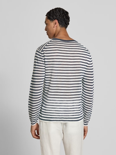 Männermodel trägt Longsleeve aus Leinen-Mix von Closed, Regular-Fit, Rundhalsausschnitt, Strick-Optik, weiß-blau gestreift, Ganzkörperansicht Rückansicht.