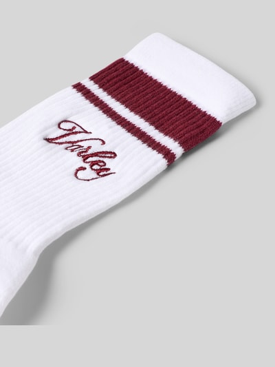 Produktfoto, Socken mit Label-Detail Modell 'lamar club' von VARLEY, weiß mit bordeauxfarbenen Streifen, Baumwoll-Mix mit Stretch-Anteil, gerippte Bündchen