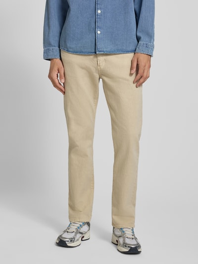 Mężczyzna nosi beżowe jeansy o kroju tapered fit z bawełnianego miksu Tapered Fit Jeans aus Baumwoll-Mix Modell '502™ TAPER' von Levi's®, Herren Tapered Fit Jeans, tekstura gładka, Ganzkörperansicht von vorne.