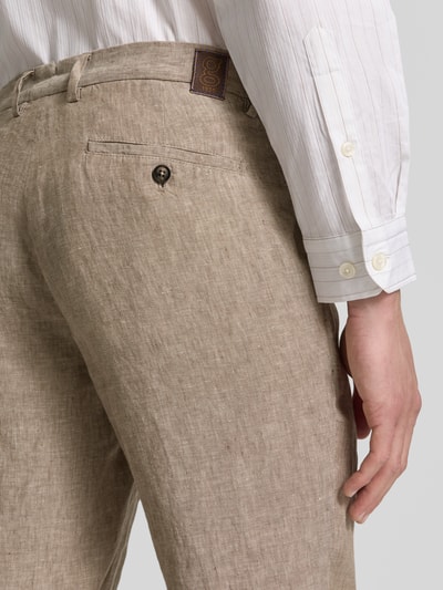 Männermodel trägt Leinenhose mit französischen Eingrifftaschen von g1920, Reines Leinen, Straight Fit, Detailaufnahme Rückansicht.