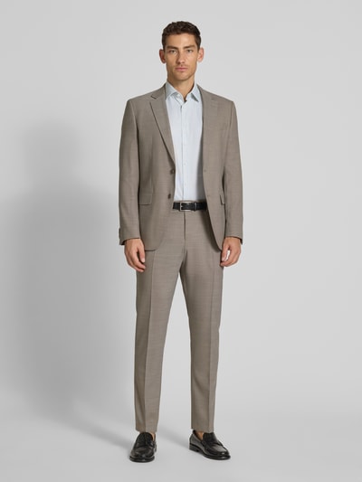 Männermodel trägt Regular Fit Business-Hemd mit Kentkragen von Christian Berg Men, lichte blauwe kleur, korte mouw, pure katoen, rechte pasvorm, opstaande kraag, knoopsluiting, voorkant volledig in beeld, ganzkörperansicht von vorne.