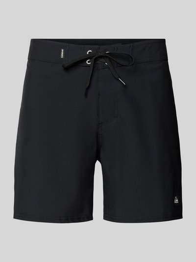 Produktfoto, schwarze Regular Fit Shorts mit Logo-Stitching Modell 'Kaimana' von Quiksilver, glatte Struktur, Schnürverschluss, elastischer Material-Mix