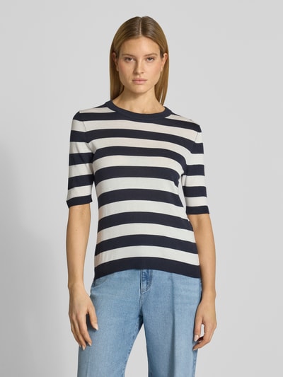 Vrouwenmodel draagt Regular Fit Pullover aus Baumwoll-Modal-Mix van s.Oliver BLACK LABEL met allover-streep motief, rondhals, korte mouw, geribde boorden, gebreide katoen-modal mix, kleuren donkerblauw en wit. Volledige lichaamsaanzicht van voren.