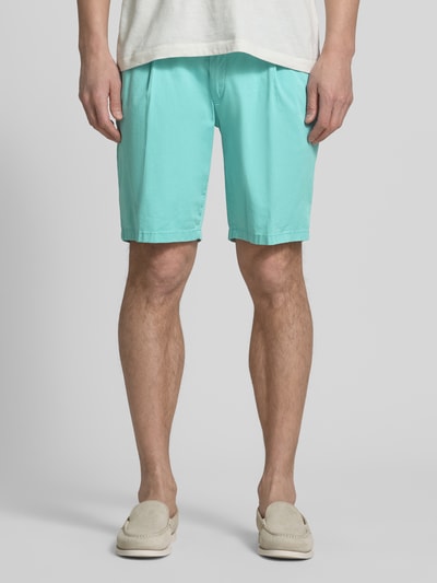Męski model nosi Relaxed Fit Bermuda aus Baumwoll-Mix von Brax, turkusowy kolor, bawełniana struktura, przód, całe ciało.