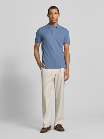 Mannelijk model draagt Regular Fit Poloshirt met Stitching van Christian Berg Men, blauwe katoen, knoopsluiting, voorkant volledig, regular fit