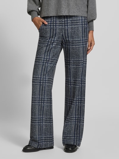 Vrouwenmodel draagt Wide Leg wijdte broek met viscose van Brax in grijs-blauw geruit patroon, dames wide leg broek, detailopname onderlichaam