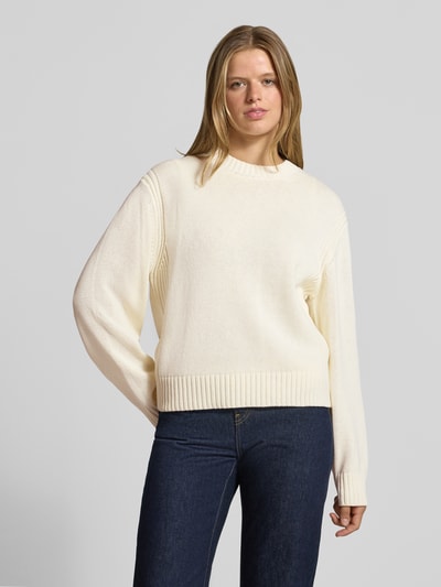 Frauenmodel trägt Relaxed Fit Pullover aus Baumwoll-Mix in Strick-Optik von NOISY MAY®, cremeweiß, Rippbündchen, Ganzkörperansicht von vorne.