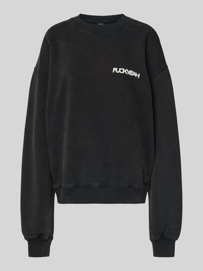 Produktfoto, schwarzes Oversized Sweatshirt mit weißem Statement-Print von Karo Kauer, reine Baumwolle, gerippte Abschlüsse, Rundhalsausschnitt.
