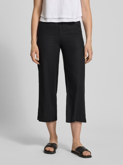 Frauenmodel trägt Wide Fit Stoffhose aus Leinen-Mix mit Viskose-Anteil Modell 'Ina' von Soyaconcept, Tunnelzug, Schwarz, Ganzkörperansicht von vorne. Damen Stoffhose, Leinen-Mix mit Viskose-Anteil, Wide-Fit, verkürzte Passform, elastischer Bund, Bundweite 34 cm, Innenbeinlänge 63 cm, Modell 'Ina'.