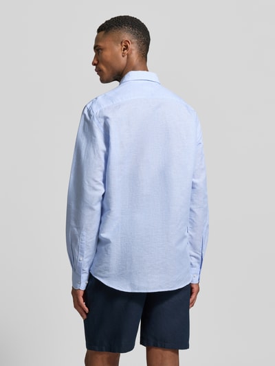 Mannelijk model draagt Slim Fit Business-Hemd aus Leinen-Mix van Jake*s in lichtblauw, mix van katoen en linnen, kentkraag, knoopsluiting, met lange mouwen, ruglengte maat M 69 cm, schouderbreedte maat M 46 cm, mouwlengte maat M 64 cm. Ganzkörperansicht Rückansicht.