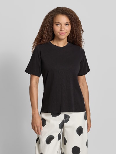 Frauenmodel trägt Regular Fit T-Shirt aus reiner Baumwolle von Marc O'Polo Denim in Optik: Unifarben, Rundhals-Ausschnitt, Applikation: Label-Patch, Jersey-Material, Nahaufnahme Oberkörper.