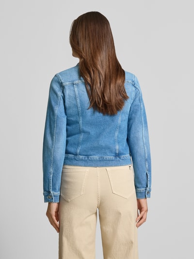 Vrouwenmodel draagt Slim Fit Jeansjacke Modell 'DNM FINN SLIM JACKET LS' van Tommy Hilfiger in lichte denimlook, katoenmix, labelstiksel, knoopsluiting, borstzakken, volledige rugaanzicht.