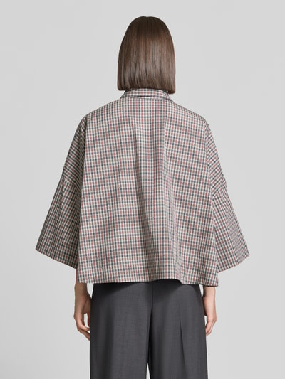 Vrouwenmodel draagt oversized blouse met korte mouwen van katoen model 'KEFIR' van Essentiel Antwerp, Dames, rugaanzicht