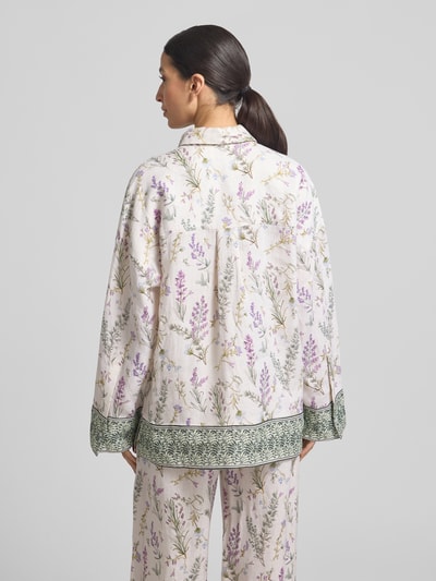 Frauenmodel trägt Florale Leinen Langarmbluse mit Lavendelprint von Christian Berg Woman, lockerer Schnitt, florales Muster, Rückansicht.