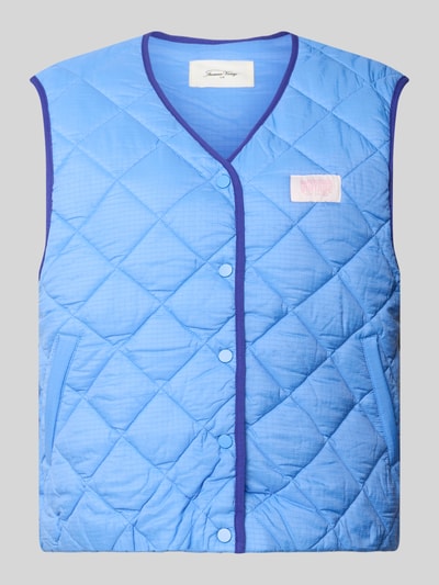 Produktfoto, Regular Fit Weste in Stepp-Optik Modell 'YUPIBAM' von American Vintage in Hellblau mit Logo-Patch, V-Ausschnitt und Knopfleiste, strukturierte Oberfläche