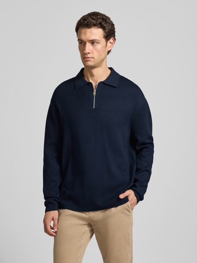 Mannenmodel draagt Relaxed Fit Pullover uit pure viscose model 'TELLER' van Selected, donkerblauw, fijngebreide structuur, polokraag met rits, lange mouwen met geribde boorden, effen, vooraanzicht volledige lichaamsopname.