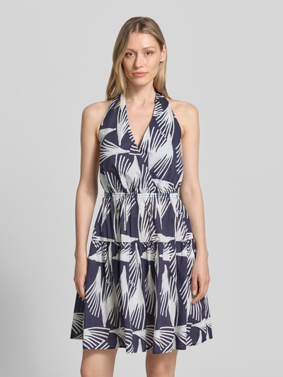 Frauenmodel trägt Minikleid im Allover-Look Modell 'Leanne' von GUIDO MARIA KRETSCHMER WOMAN aus reiner Baumwolle mit A-Linie, V-Ausschnitt, ganzkörperansicht von vorne. Rückenlänge bei Größe 36: 67 cm, Brustweite: 31 cm.