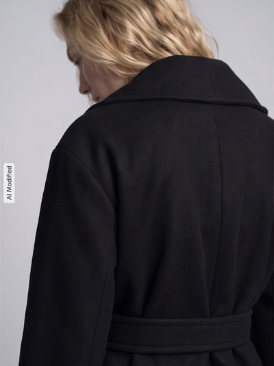 Kobiece model prezentuje Regular Fit Teddy- / Webpelzjacke mit Bindegürtel Modell 'ANNE' von VERO MODA, czarna tkanina o miękkiej fakturze, widok całej sylwetki od tyłu, KI-modifiziertes Bild.