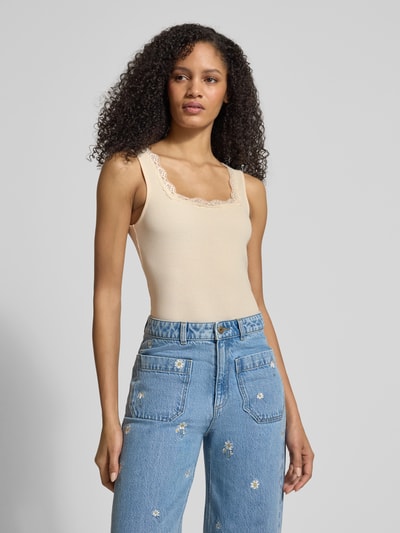 Vrouwenmodel draagt Regular Fit Top met Spitzenbesatz van Jake*s Casual, beige, aansluitende pasvorm, mouwloos, voorkant, bovenlichaam close-up.