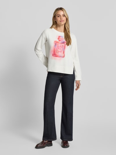 Vrouwenmodel draagt Sweatshirt mit Motiv-Print und Pailletten van Milano Italy, materiaalmix met katoenmix, relaxed fit, motiefprint, pailletten, ronde hals, kleur wit met roze motief, Ganzkörperansicht van voren.