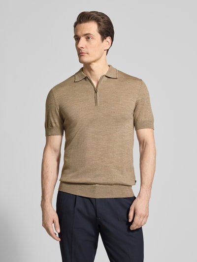 Männermodel trägt Slim Fit Poloshirt aus reiner Wolle von Matinique in Strick-Optik mit Polo-Kragen, elastischen Abschlüssen, Ganzkörperansicht von vorne.