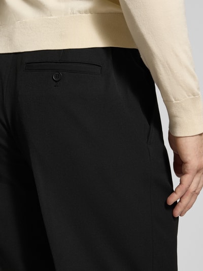 Männermodel trägt Regular Fit Chino mit Viskose-Anteil von Selected Homme, Optik: Unifarben, Detailaufnahme Gesäß und Seitenbereich.