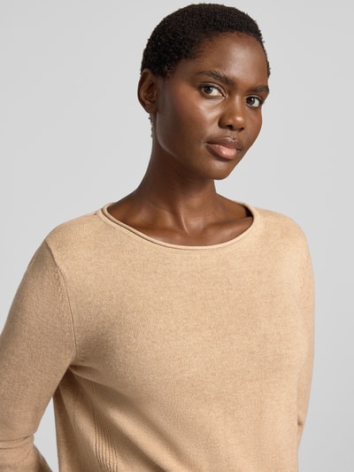 Modelka nosi Regular Fit Pullover aus Schurwoll-Kaschmir-Mix Modell 'Lisa' von Brax w kolorze beżowym, gładka faktura, damski sweter, Nahaufnahme Oberkörper.