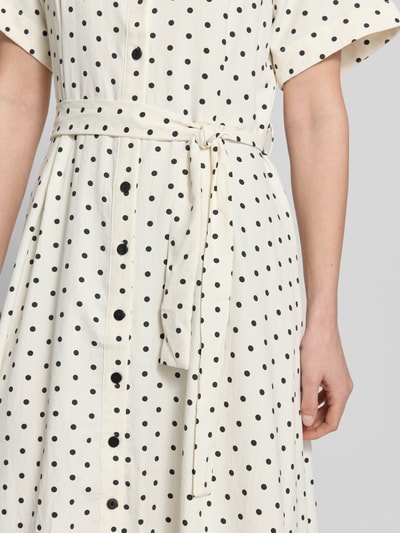 Frauenmodel trägt Hemdblusenkleid mit Bindegürtel Modell 'BlakeLL' von LOLLYS LAUNDRY, taillierter Schnitt, Midikleid, Knopfleiste, Hemdblusenkragen, Ärmel mit Aufschlag, Kleingemustert, Nahaufnahme Oberkörper.