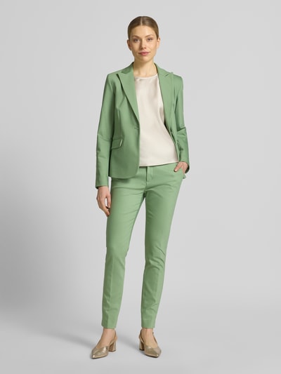 Vrouwenmodel draagt Slim Fit broek met sierzakken model 'Abbey' van MOS MOSH, katoenmix met stretch, model met smalle pijp, pastelgroen, geheellichaamsvooraanzicht.